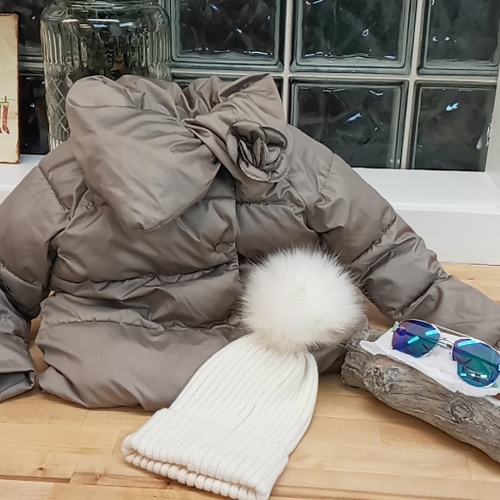 Jacket/sunglass/winter hat